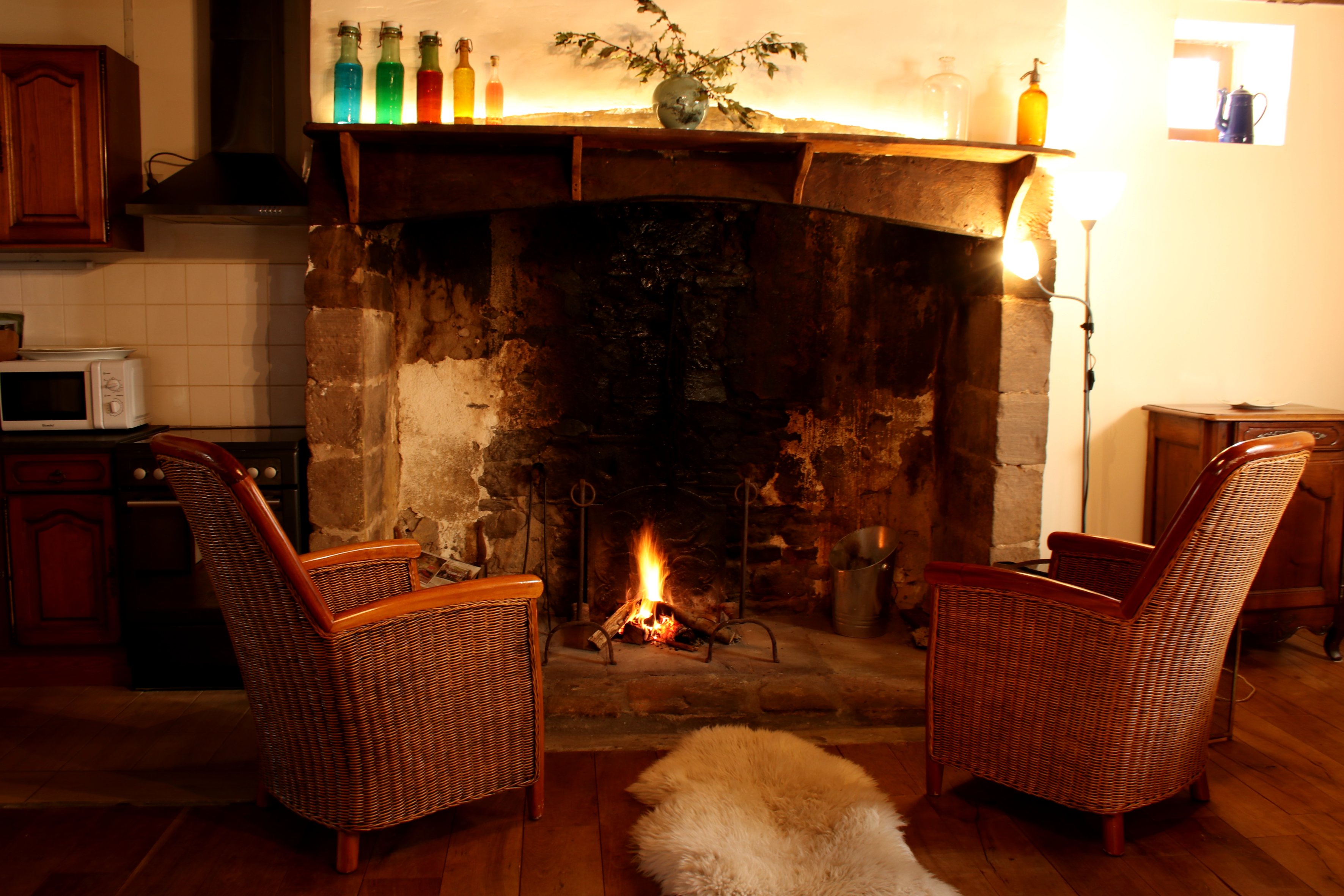 La grande pièce avec sa cheminée et ses fauteuils confortables. Un coin cuisine avec four, plaques vitrocéramiques, cafetière, grille-pain, bouilloire et réfrigérateur vous permettent de cuisiner sans souci.